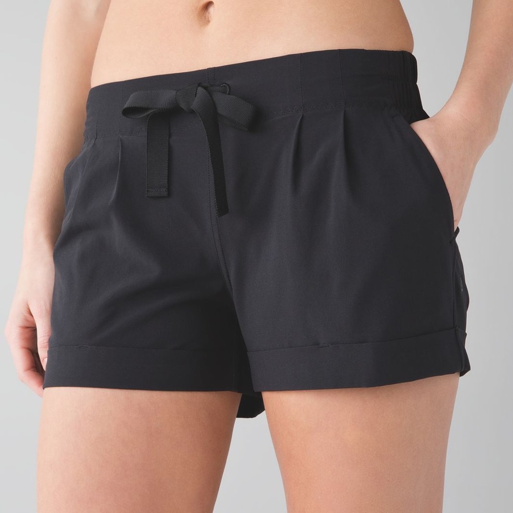 Lululemon Spring Break Away Short II SIZE 6